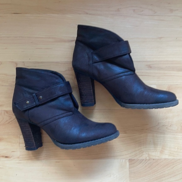 Crown Vintage dark brown heeled booties size 6M